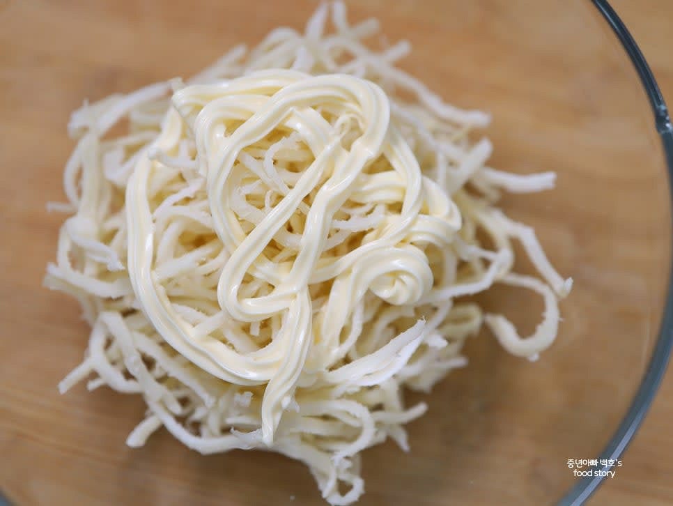 백진미채에 마요네즈 2스푼을 넣고 손으로 골고루 버무려 부드럽게 만들어 주세요.