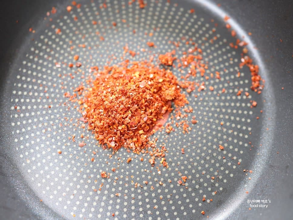 팬에 불을 켜지 않고 고춧가루 1스푼, 황설탕 1스푼, 물엿 1스푼, 고추장 1스푼, 물 2스푼을 넣고 약불에서 설탕이 녹을 때까지 저어주세요.