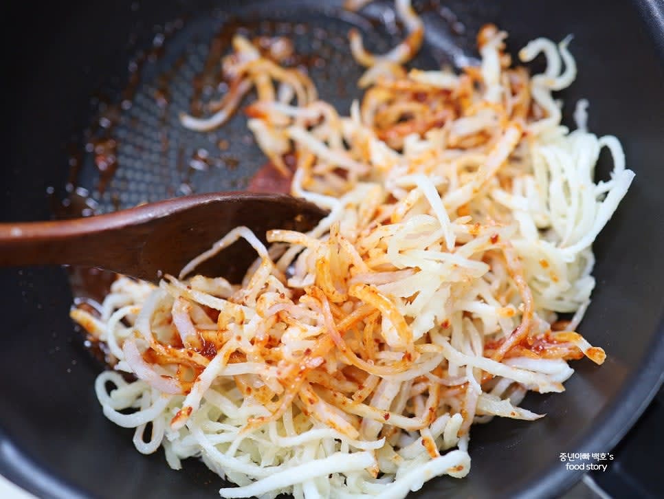 버무려 놓은 진미채를 팬에 넣고 양념이 잘 묻도록 섞으면서 볶아주세요.