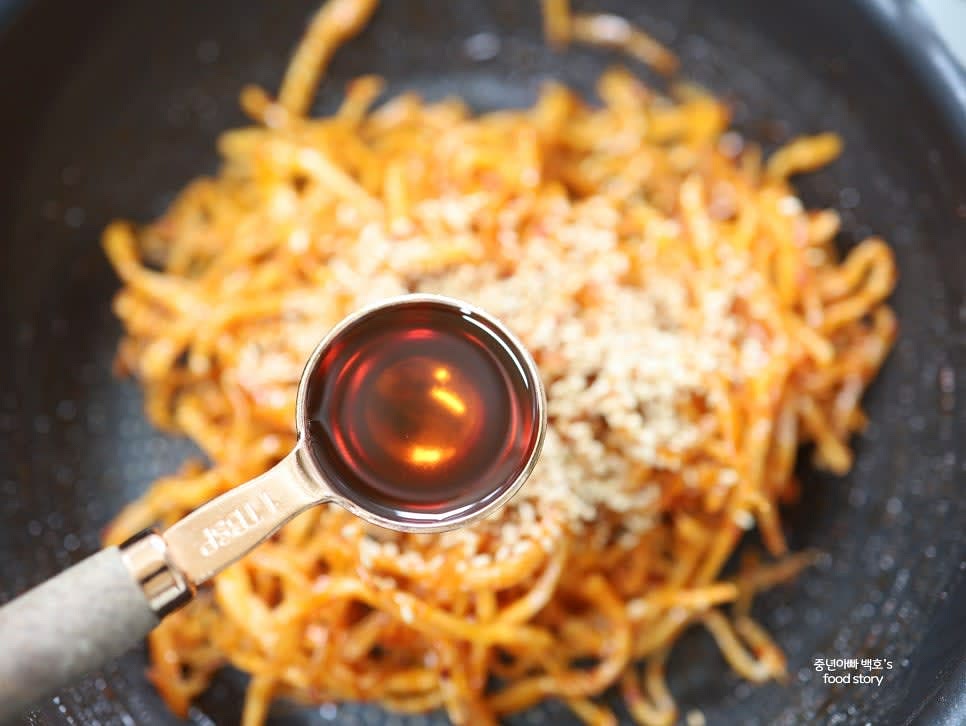 참기름 1스푼과 통깨 1스푼을 넣고 골고루 섞으며 마무리하세요.