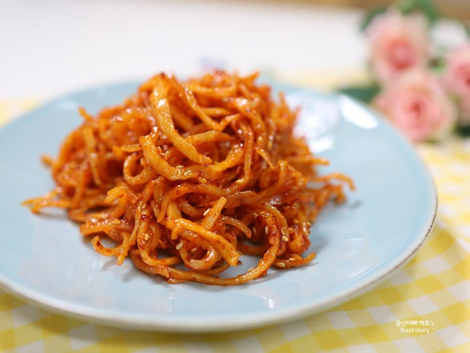 완성된 진미채볶음을 그릇에 담아내면 끝입니다.