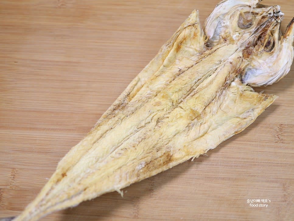 황태 제사포를 손으로 뜯어내고 가시를 제거합니다.