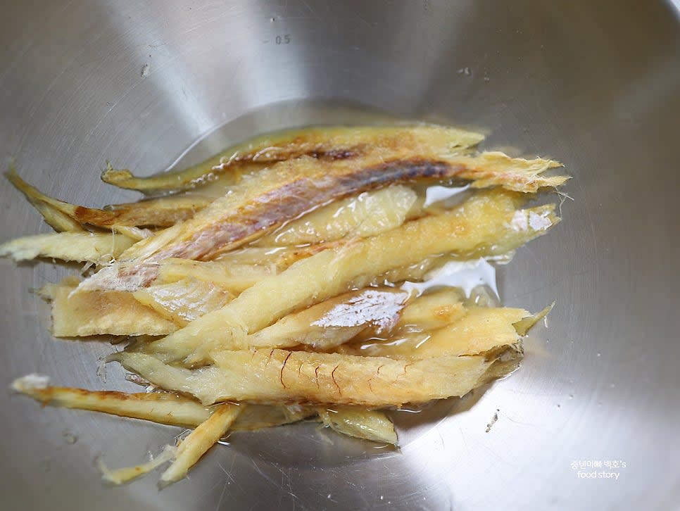 황태를 살짝 적실 정도로 물에 담갔다가 꺼내 물기를 꽉 짜고 10분간 불립니다.