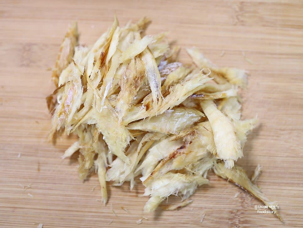 가시를 꼼꼼히 제거한 황태를 3~4cm 길이로 잘라 준비합니다.