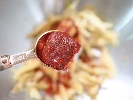 고춧가루 1스푼, 고추장 1스푼, 맛술 1스푼, 물엿 1스푼, 다진 마늘 1/2스푼을 넣고 잘 섞어 빨간 양념을 만듭니다.