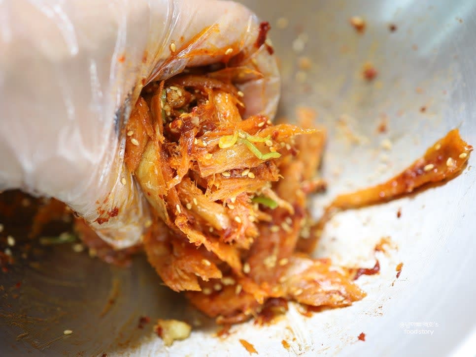 황태에 양념을 넣고 손으로 골고루 섞어줍니다.