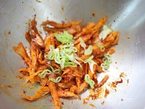 마무리로 대파 1스푼, 참기름 1스푼, 통깨 1스푼을 넣고 다시 섞어줍니다.