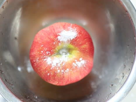 사과는 베이킹 소다로 문질러 씻고 소다 탄 물에 담근 후 흐르는 물에 헹군 뒤 껍질째 적당한 크기로 썰어줍니다.