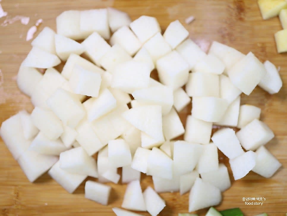 배는 사과와 비슷한 크기로 썰어 준비합니다.