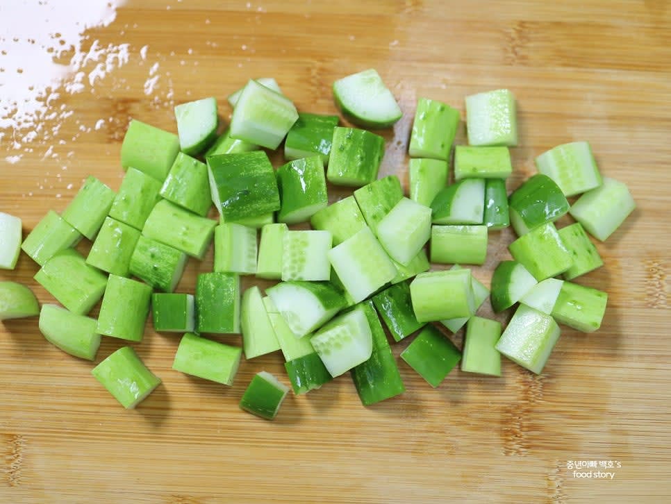 오이는 굵은 소금으로 문질러 씻은 뒤 흐르는 물에 헹구고 4등분한 후 적당한 크기로 썰어줍니다.