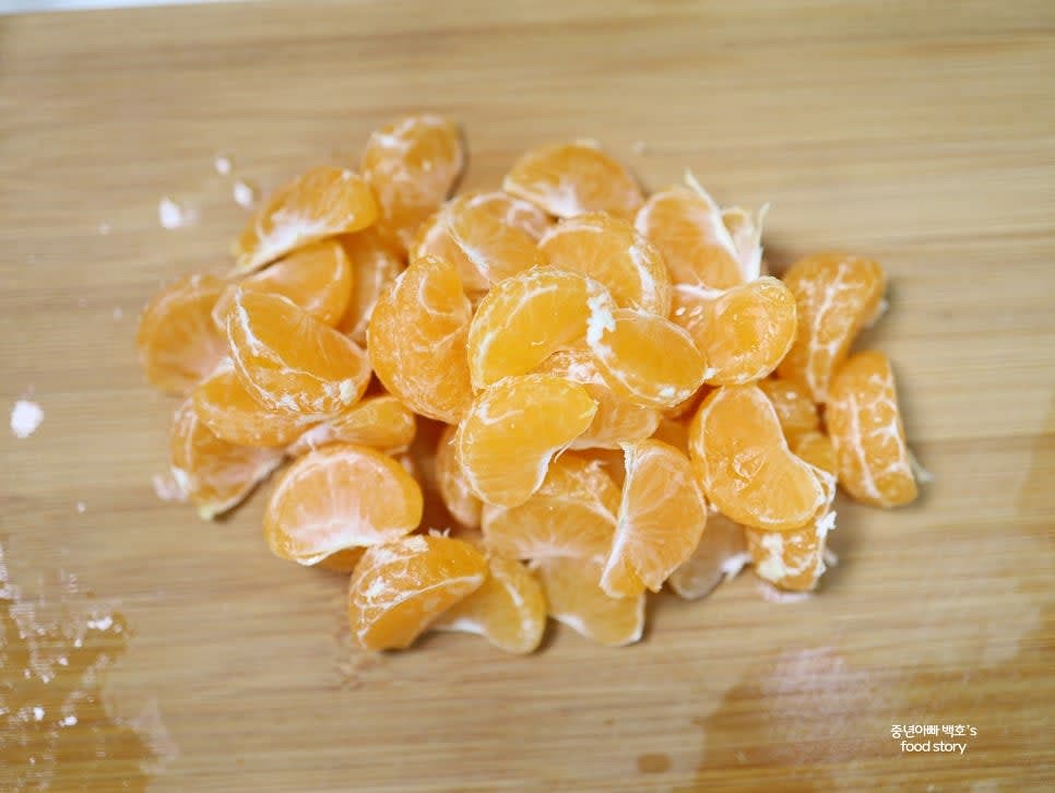 귤은 껍질을 벗기고 알알이 나누어 준비합니다.