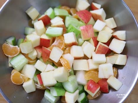 넉넉한 그릇에 썰어둔 재료를 모두 넣고 가볍게 섞어줍니다.