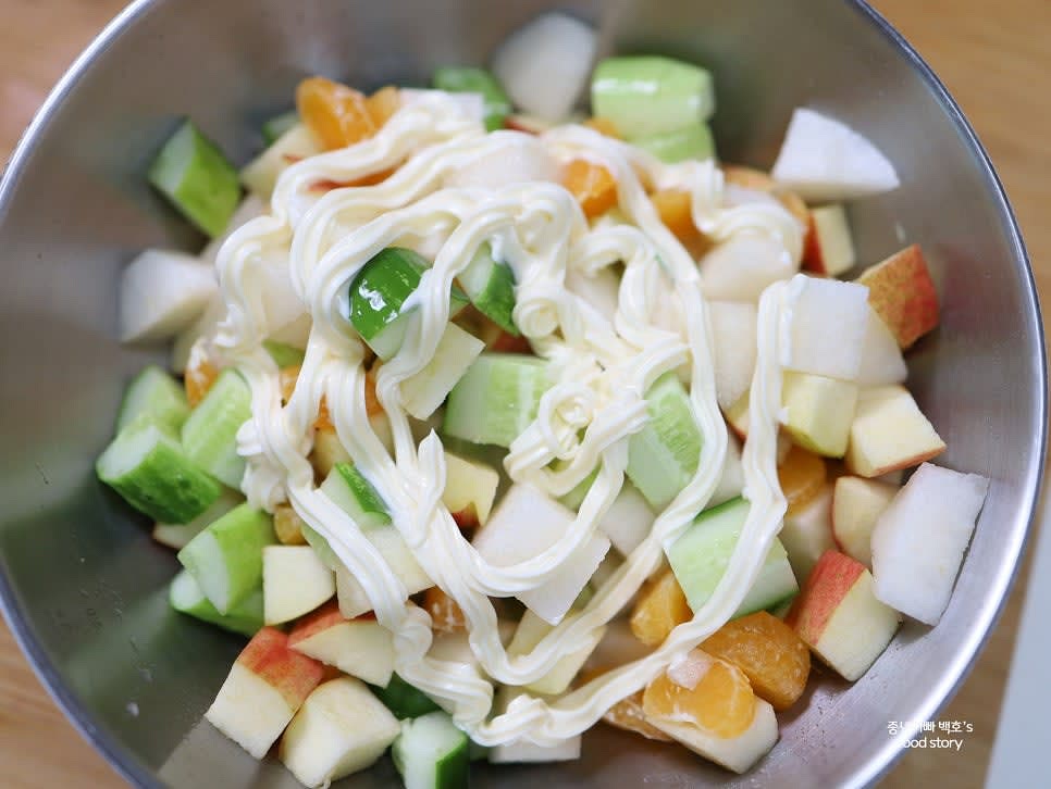 마요네즈를 조금씩 나누어 넣으며 농도를 보면서 섞어줍니다.