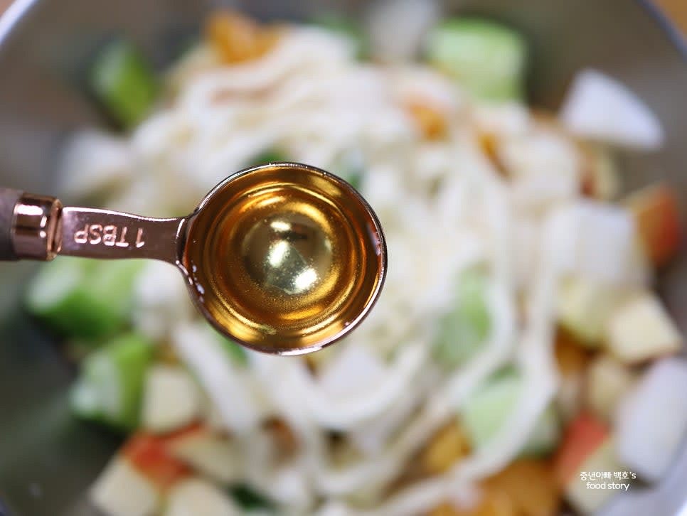 알룰로스 1스푼과 소금을 약간 뿌려 간을 맞추고 잘 섞어줍니다.