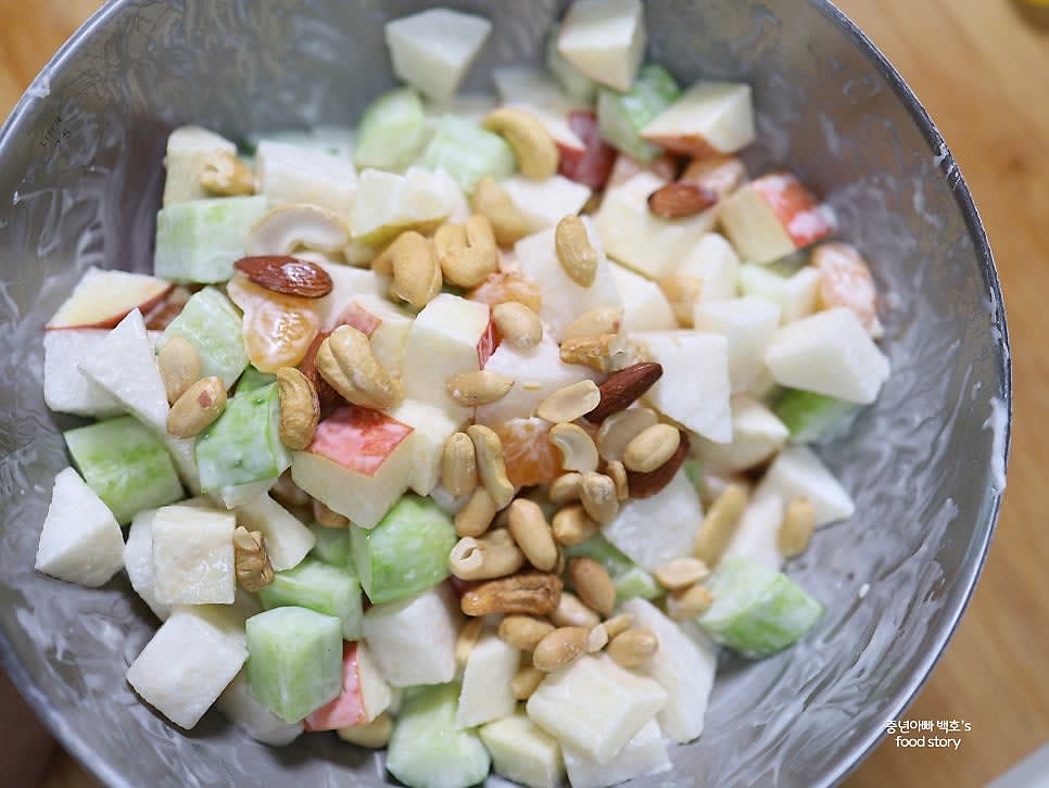 견과류를 추가로 넣어 고소한 맛을 더합니다.