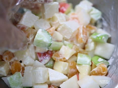 마지막으로 모든 재료를 한 번 더 잘 섞어 그릇에 담아냅니다.