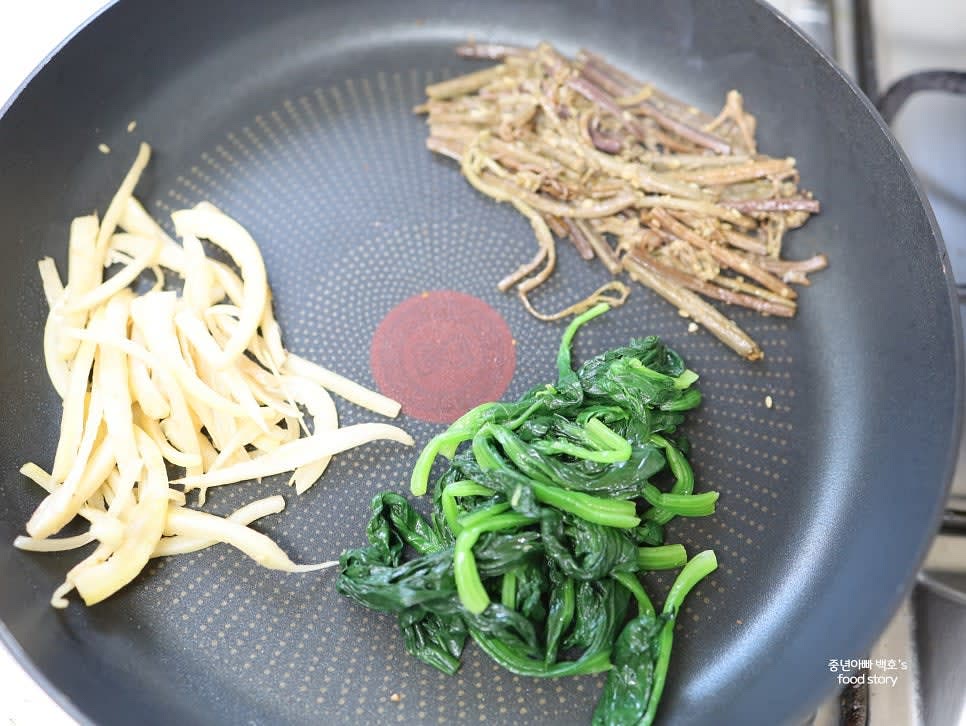 명절에 남은 나물(고사리, 도라지, 시금치)을 준비합니다. 전자레인지나 팬에서 각각 따로 데워줍니다.