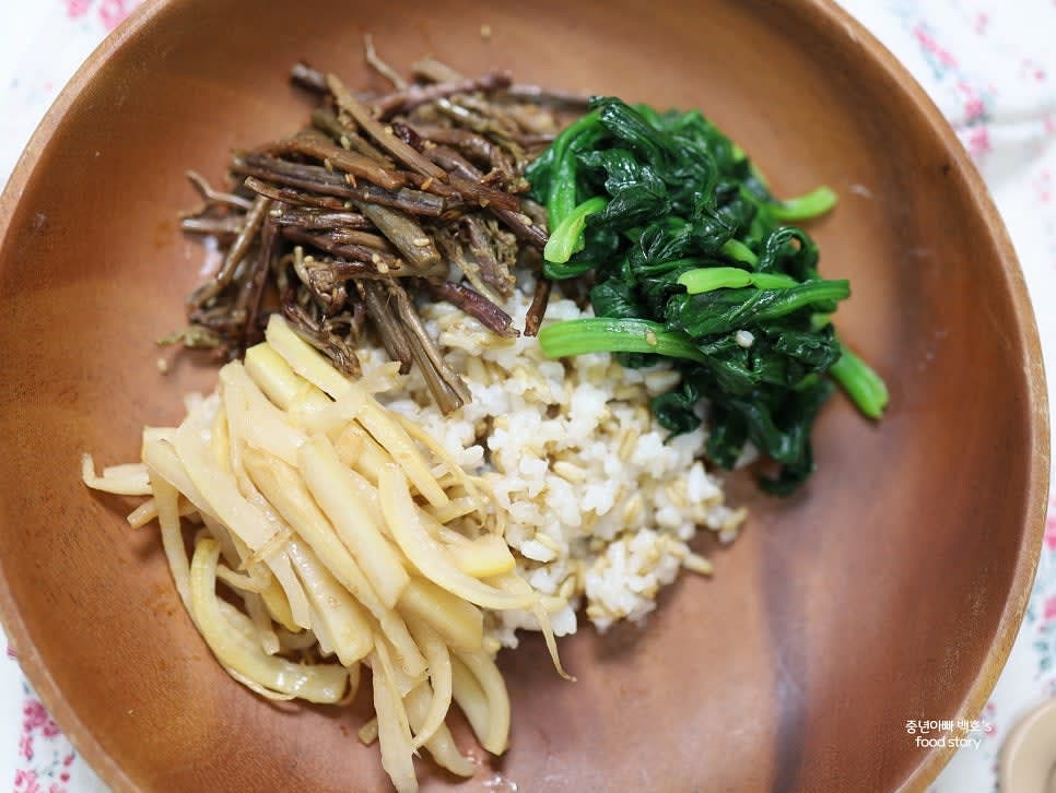 그릇에 밥을 한 공기 담고, 데운 나물들을 각각 섞이지 않게 색깔별로 올립니다.