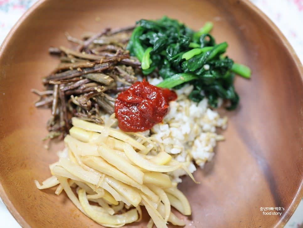 고추장 1스푼을 밥 위 가운데에 올립니다.