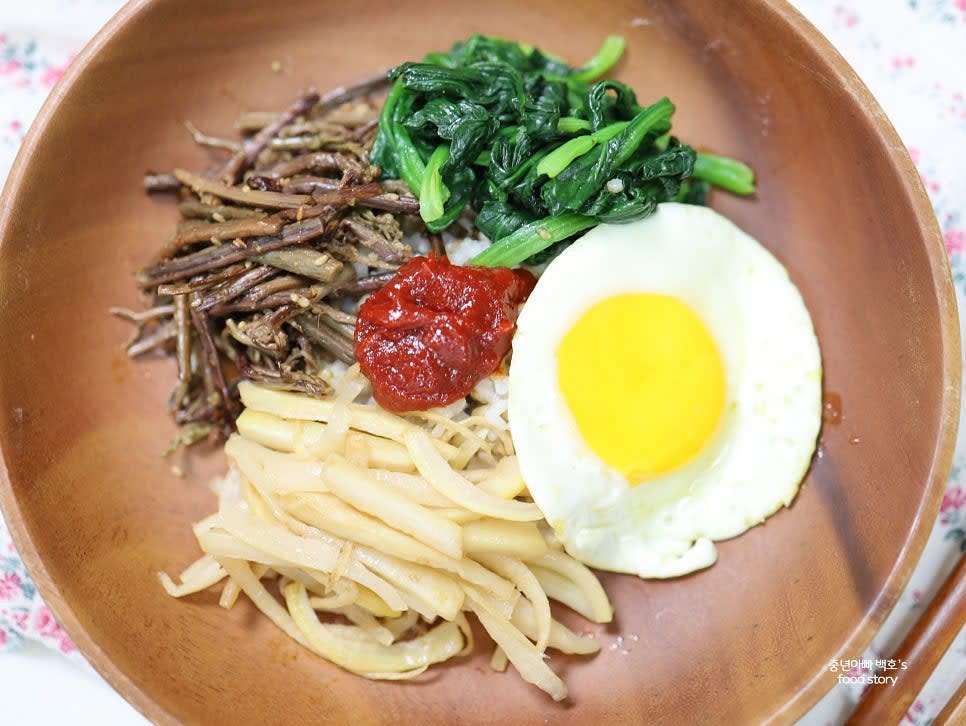 계란프라이를 반숙으로 만들어 나물 옆에 올립니다.