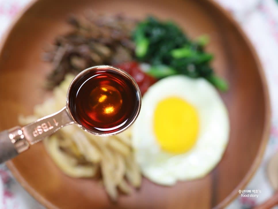 참기름 1스푼을 비빔밥 위에 둘러줍니다.
