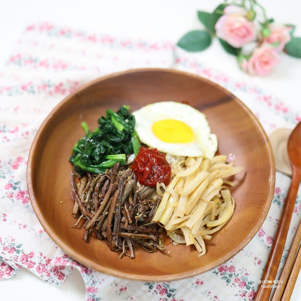 모든 재료를 고루 섞어 맛있게 비벼서 완성합니다.