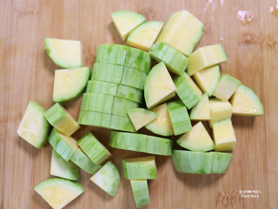 감자, 당근, 양파, 애호박을 사각 모양으로 큼직하게 썰어 준비합니다. 청양고추는 송송 썰어주세요.