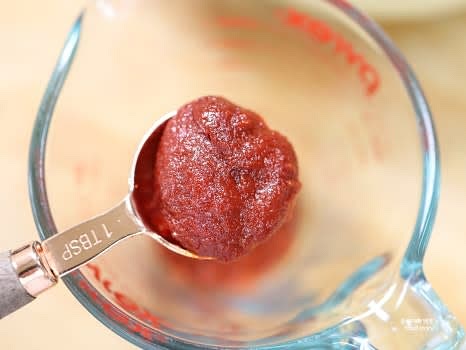 다진 마늘 1스푼, 고추장 3스푼, 고춧가루 1스푼, 된장 1/2티스푼을 넣어 양념을 준비합니다.