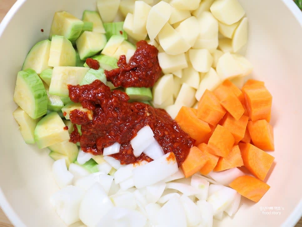 웍에 모든 재료를 넣고 식용유 3스푼을 더한 뒤, 불을 켜기 전 골고루 섞어줍니다.