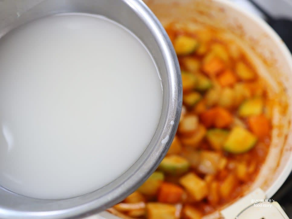 쌀뜨물 700ml를 준비해 웍에 부어줍니다. 모든 재료가 잠기도록 넣어주세요.