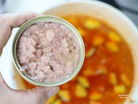 참치캔 1개를 기름째 넣어줍니다.