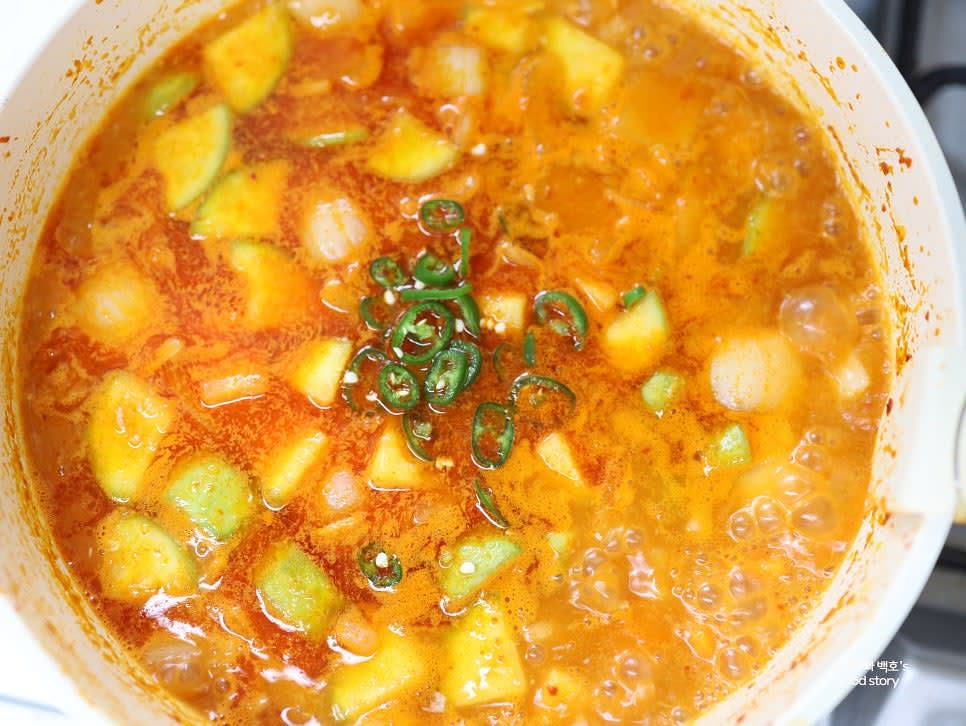 센 불에서 한 번 팔팔 끓인 후, 중약 불로 줄이고 청양고추를 넣어 뭉근히 끓여줍니다.