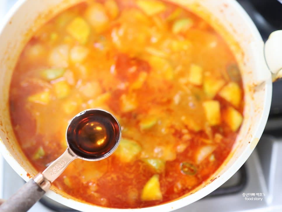 간을 맞추기 위해 참치 액젓 1스푼을 넣고 한소끔 더 끓여줍니다.