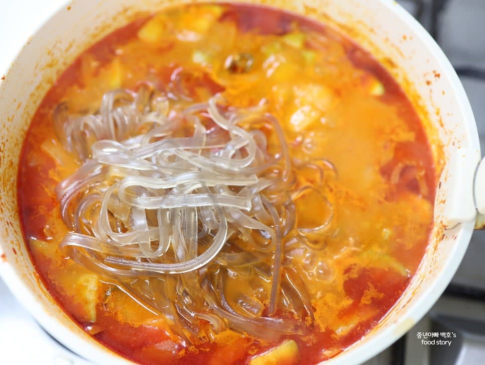 당면을 추가할 경우, 미리 불린 후 삶아 물기를 제거하고 웍에 추가합니다.