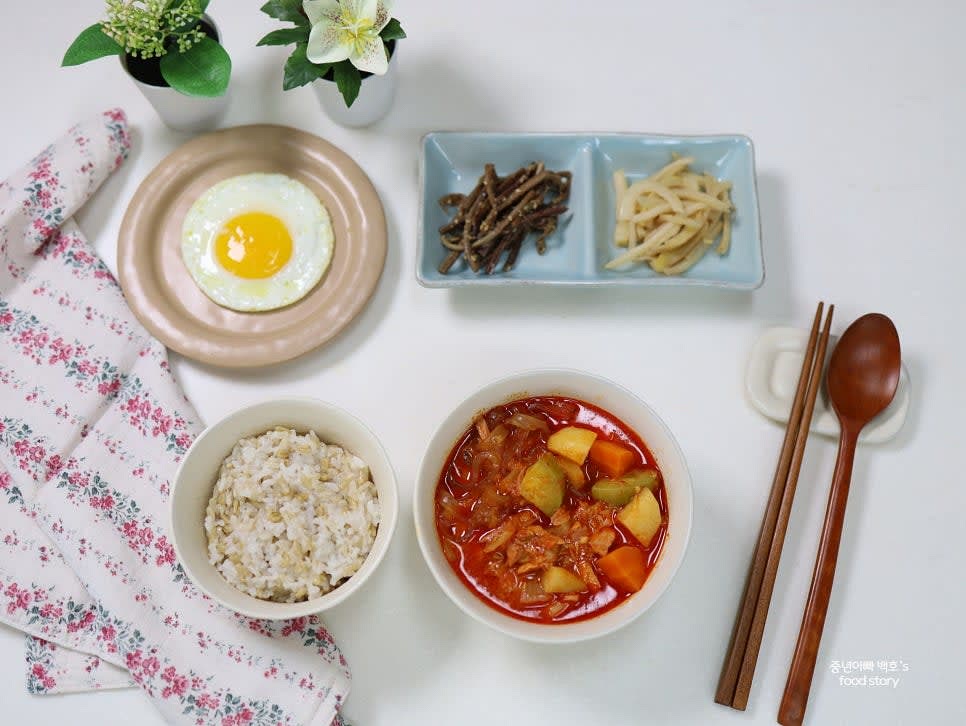 그릇에 담아내고 밥과 함께 맛있게 즐기세요.