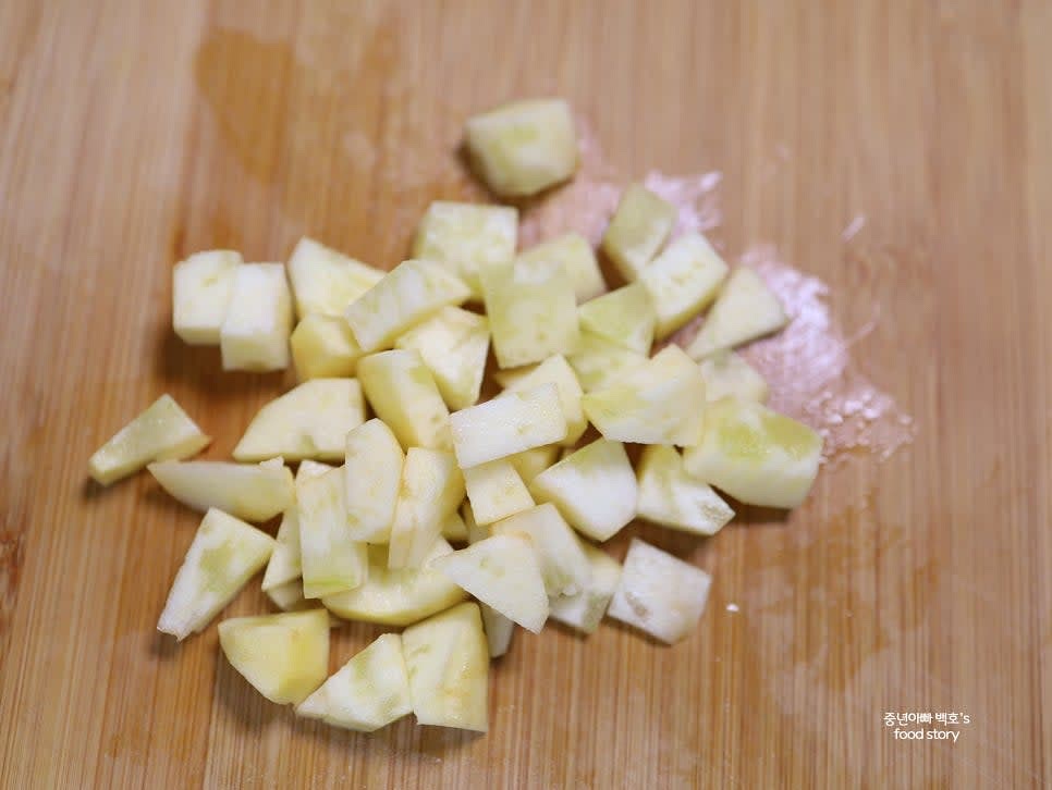 사과를 사각 모양으로 적당히 작게 썰어 준비합니다.