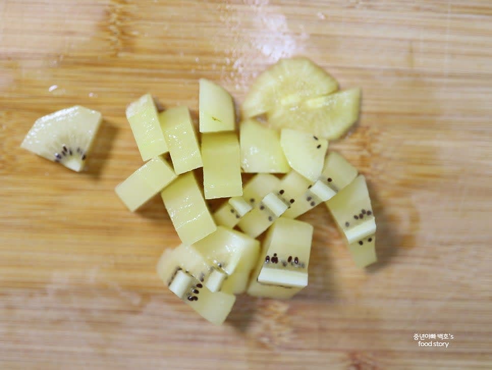 키위도 사과와 비슷한 크기로 썰어줍니다.