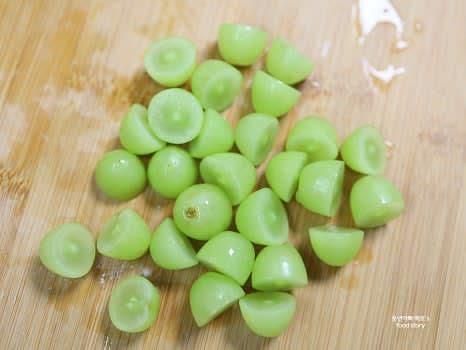 청포도는 깨끗이 씻어 반으로 자르거나, 작은 크기일 경우 통째로 준비합니다.