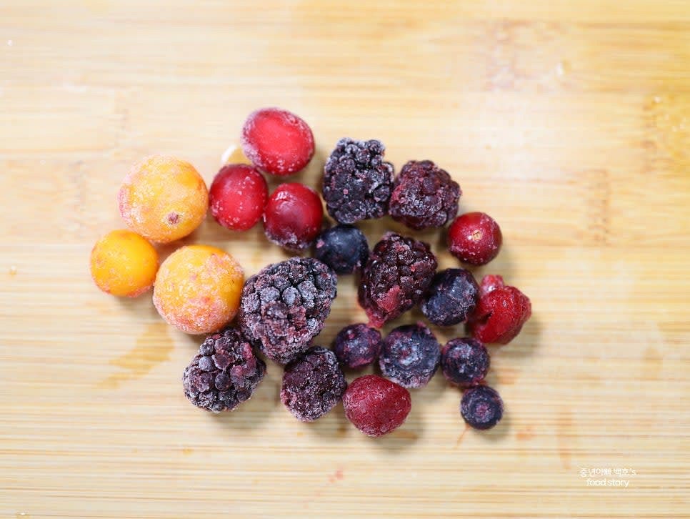 냉동 베리 5종을 준비해 섞어줍니다.