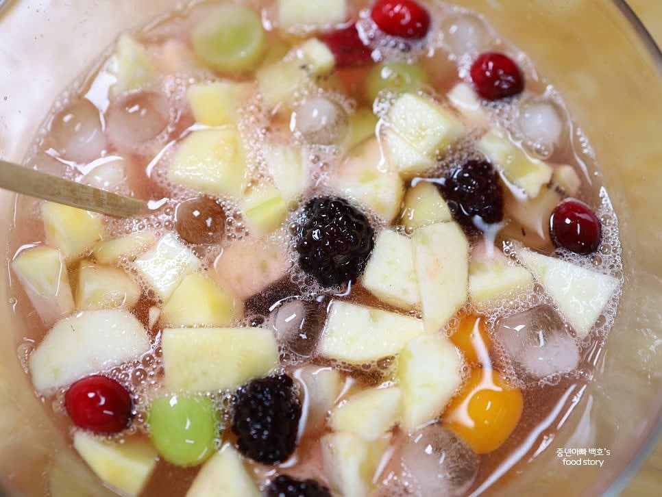 모든 재료를 골고루 섞어 완성합니다.