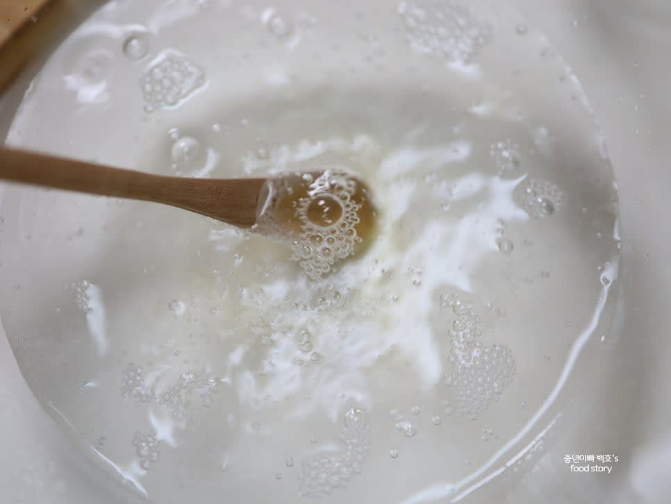 큰 그릇에 준비한 탄산수와 얼음을 담아줍니다.