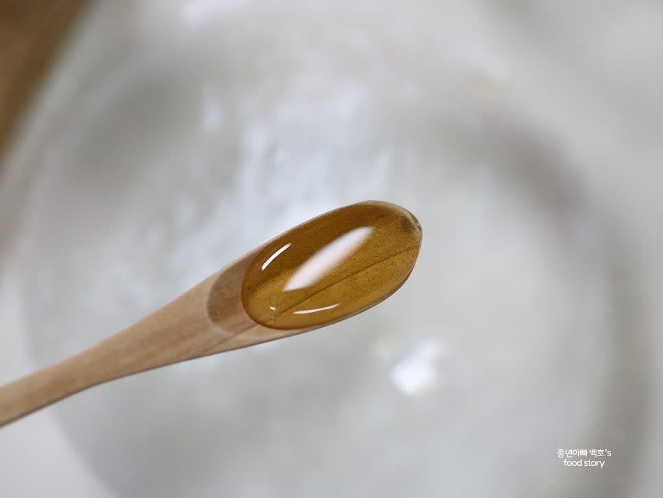 단맛을 추가하고 싶다면 꿀 또는 시럽을 1티스푼 정도 넣고 잘 섞어줍니다.