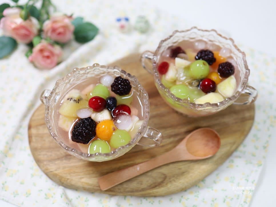 개운하고 시원한 화채를 그릇에 담아 서빙합니다.