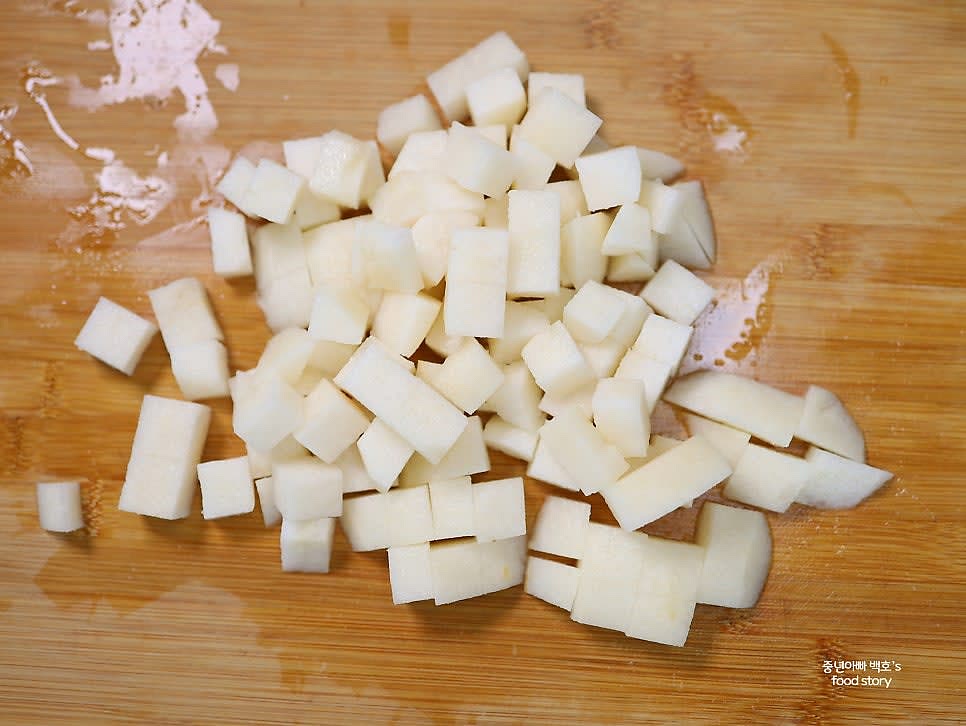 배의 껍질을 벗기고 적당한 크기로 사각으로 썰어줍니다. 크기는 무 깍두기와 비슷하게 합니다.