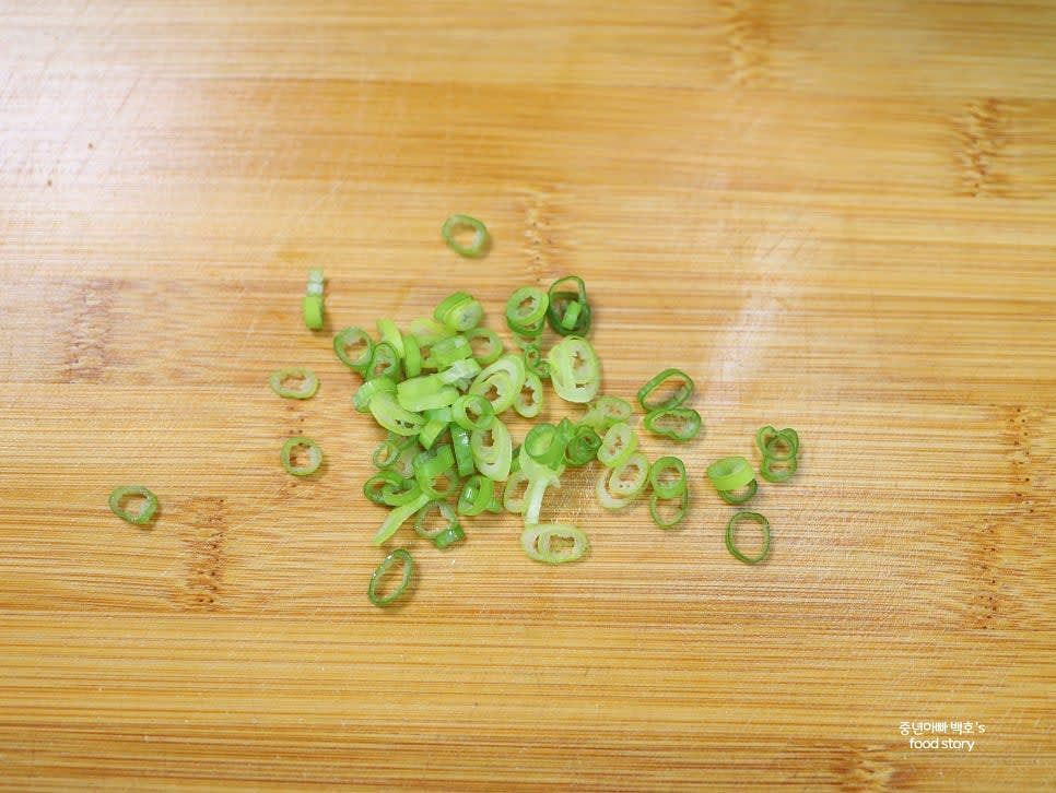 대파 또는 쪽파를 1스푼 분량으로 송송 썰어 준비합니다.