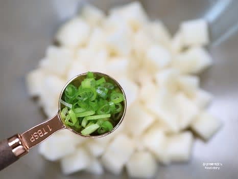 넉넉한 그릇에 썰어둔 배와 대파를 넣어줍니다.