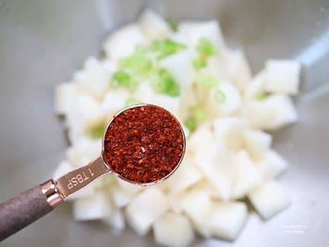 고춧가루 1스푼을 추가하고 색감을 더하고 싶다면 고춧가루를 1/2~1스푼 더 넣습니다.