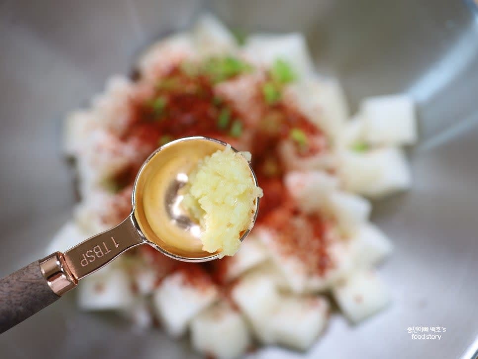 다진 마늘 1/3스푼을 넣습니다. 마늘 맛이 너무 강하지 않도록 양을 조절합니다.