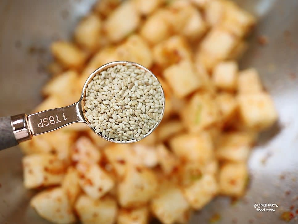 마무리로 통깨 1스푼을 넣고 잘 섞어줍니다.