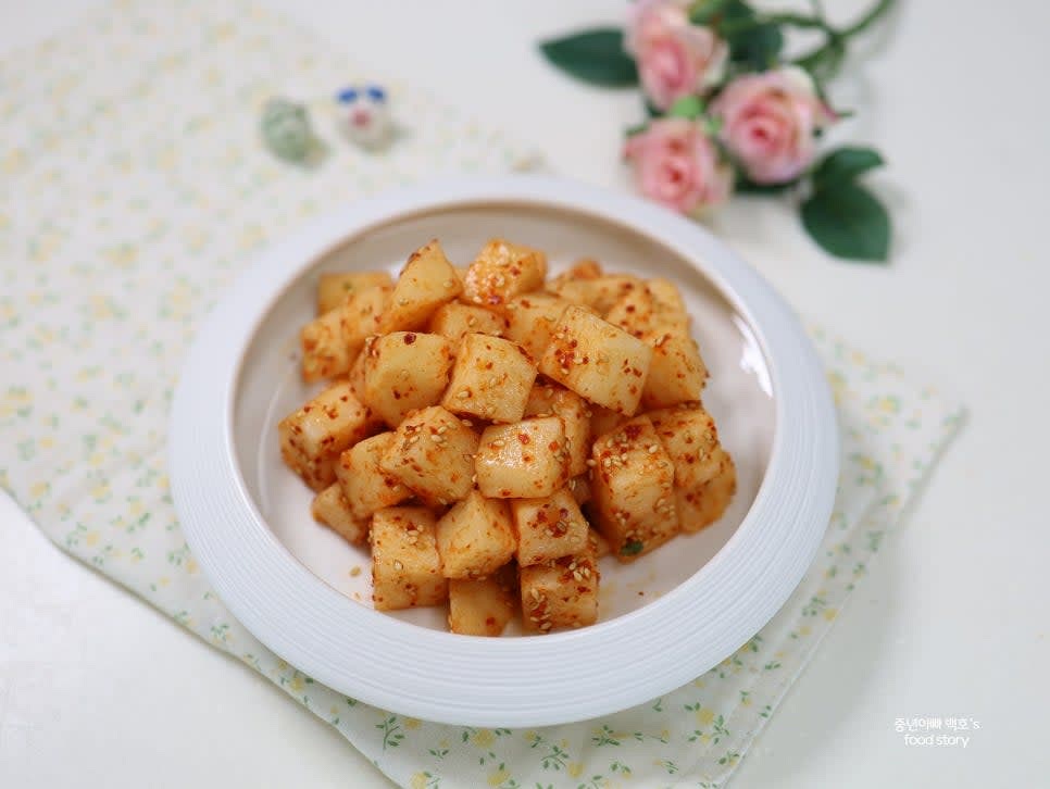 예쁜 그릇에 담아 상에 올립니다.